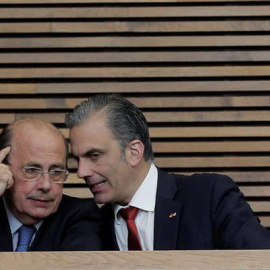 A la derecha de la imagen, el secretario general de Vox y candidato a la Alcaldía de Madrid, Javier Ortega Smith, conversa con un diputado en Les Corts Valencianes. (MANUEL BRUQUE | EFE)