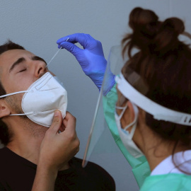 Personal sanitario realiza una prueba de PCR a un hombre en el Hospital Alvaro Cunqueiro de Vigo.