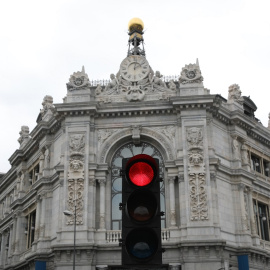 Un semáforo en rojo cerca de la sede del Banco de España en Madrid. E.P./Isabel Infantes.