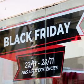 11/2021 - Imatge d'arxiu d'un cartell promocional del Black Friday en una botiga.