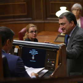 13/07/2022.- El presidente del Gobierno, Pedro Sánchez, y el portavoz del PNV en el Congreso, Aitor Esteban, conversan durante el debate del estado de la nación. Eduardo Parra / Europa Press