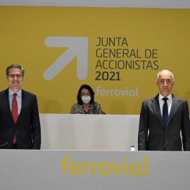 El presidente de Ferrovial, Rafael del Pino (d.), y el consejero delegado, Ignacio Madridejos, durante la junta de accionistas de la constructora.