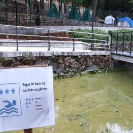 Aguas contaminadas en una de las playas del embalse de As Conchas, en una imagen de archivo.