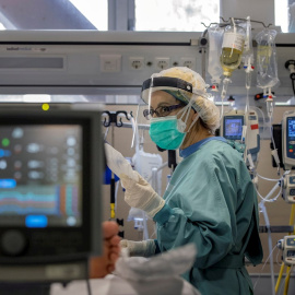 Una profesional sanitaria trabaja en la UCI del Hospital Vall d'Hebron de Barcelona.