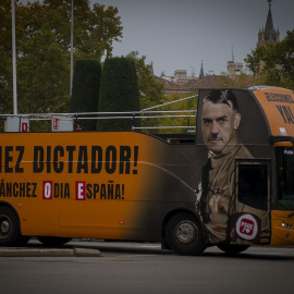 Un autobús de Hazte Oír con la cara de Sánchez contra la investidura de Pedro Sánchez el día en que se celebra en el Congreso de los Diputados el pleno en el que se le nombrará de nuevo presidente, a 15 de noviembre de 2023, en Madrid