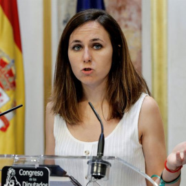 La portavoz de Unidas Podemos Ione Belarra, en el Escritorio del Congreso de los Diputados. EFE/Ballesteros