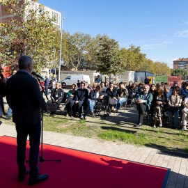 L'alcalde Jaume Collboni lliura les claus d'una vintena d'habitatges de lloguer social.