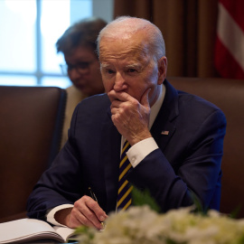 El presidente de los Estados Unidos, Joe Biden, reacciona durante una reunión conjunta con el presidente de Ucrania, Volodymyr Zelensky.