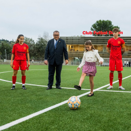 El president del CF Damm, Ramon Agenjo, i la seva neta, sisena generació de la família Damm, durant el xut inaugural de la ciutat esportiva del club