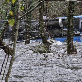 Los equipos de emergencias dieron por terminado el operativo de rescate de las víctimas, en Pontevedra, a 25 de diciembre de 2022.