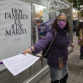 Colectivos feministas rodean el Parlamento andaluz "de forma simbólica" por el 8M, Día de la Mujer. En Sevilla (Andalucía, España), a 08 de marzo de 2021