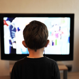 Imagen de un niño viendo la tv