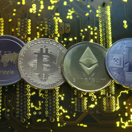 Representaciones de las monedas virtuales Ripple, bitcoin, etherum y Litecoin, sobre una placa base de un ordenador. REUTERS/Dado Ruvic/Ilustración