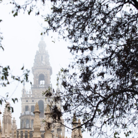 La Giralda cubierta de niebla. A 21 de diciembre de 2022 en Sevilla. Archivo