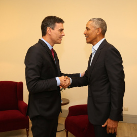 El presidente del Gobierno ,Pedro Sánchez, saluda al expresidente de EEUU, Barack Obama, duran su breve encuentro en La Moncloa.- Fernando Calvo/Moncloa/