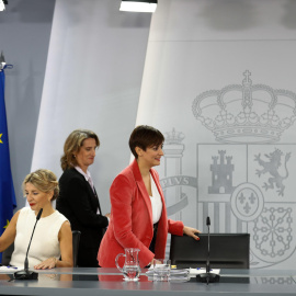 Las ministras de Trabajo Yolanda Díaz (i), Política Territorial Isabel Rodríguez (d) y Transición Ecológica Teresa Ribera (c) a su llegada a la rueda de prensa posterior al Consejo de Ministros en el Palacio de la Moncloa en Madrid, este martes