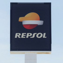 El logo de Repsol en una estación de servicio en Málaga. REUTERS/Jon Nazca