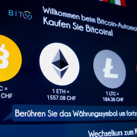 Los tipos de cambio y los logotipos de Bitcoin (BTH), Ether (ETH), Litecoin (LTC) y Monero (XMR), en la pantalla de un cajero automático de criptomonedas, en Zúrich (Suiza). REUTERS / Arnd Wiegmann