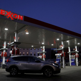 Estación de servicio de la petrolera Exxon, acusada de ocultar datos sobre la crisis climática desde los años 70.