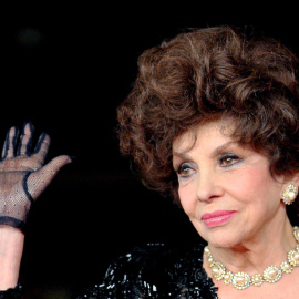 Imagen de archivo tomada el 16 de noviembre de 2012, donde la actriz italiana Gina Lollobrigida saluda a su llegada al festival de cine de Roma.