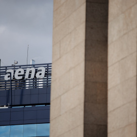 El logo de Aena, en la sede central del gestor de la red de aeropuertos, en Madrid. E.P./Alejandro Martínez Vélez