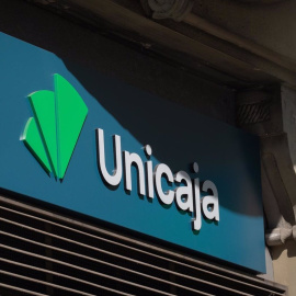 El logo de Unicaja Banco en una de sus oficinas en Barcelona. E.P./David Zorrakino - Europa Press