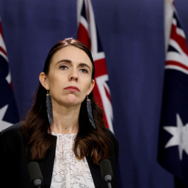 La primera ministra de Nueva Zelanda, Jacinda Ardern, se dirige a los miembros de los medios de comunicación durante una conferencia de prensa conjunta organizada con el primer ministro australiano, Anthony Albanese, luego de su reunión anual de lídere