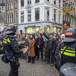 Manifestación en Ámsterdam el 10 de noviembre tras los incidentes ocurridos dos días atrás.