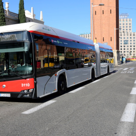 El bus articulat d'hidrogen fa 18 metres de llarg i té capacitat per a més de cent persones