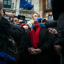 La alcaldesa de Burgos, Cristina Ayala, ofrece declaraciones a los medios de comunicación.