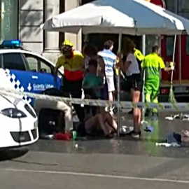 Imagen de televisión del lugar donde una furgoneta ha atropellado esta tarde a varias personas que paseaban por las Ramblas de Barcelona. EFE