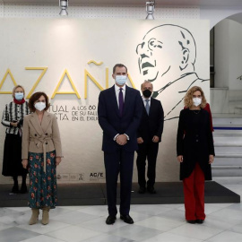 El rey Felipe VI (c) posa para una foto de grupo durante la inauguración de la exposición "Azaña: intelectual y estadista. A los 80 años de su fallecimiento en el exilio", este jueves en la Biblioteca Nacional. (De izq a der) el ministro de Cultura, J