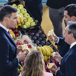 El presidente del Gobierno, Pedro Sánchez (1i), junto al presidente de la Junta, Juanma Moreno (1d); la ministra de Transportes, Movilidad y Agenda Urbana, Raquel Sánchez y el alcalde de Sevilla, Juan Espadas (c), se paran en un stand de Mercasevilla, p