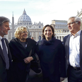 Los alcaldes de Zaragoza, Pedro Santisteve, Madrid, Manuela Carmena, Barcelona, Ada Colau, y Valencia, Joan Ribó, en Roma. EFE