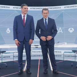 El presidente del Gobierno y candidato del PSOE a la reelección, Pedro Sánchez (i), y el candidato del PP a la presidencia, Alberto Núñez Feijóo (d), antes del programa 'Cara a Cara. El Debate', en Atresmedia, a 10 de julio de 2023