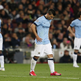 Agüero se lamenta durante el partido contra el Barcelona. Reuters / Carl Recine