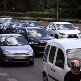 Foto de archivo, varios coches en la carretera.