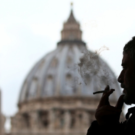 Un hombre fumando cerca de la Plaza de San Pedro. REUTERS/Alessandro Bianchi