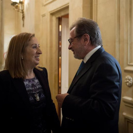 La presidenta del Congreso, Ana Pastor, y el presidente de PRISA, Juan Luis Cebrián, charlando esta mañana antes del desayuno informativo de Nueva Economía, que se ha celebrado en el Hotel Ritz de Madrid. EFE/ Luca Piergiovanni