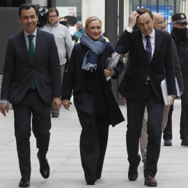 La presidenta de la Comunidad de Madrid, Cristina Cifuentes (c), junto al coordinador general del PP, Fernando Martínez Maíllo (i), y el portavoz popular en el Congreso, Rafael Hernando (d), a su llegada al Congreso de los Diputados, donde hoy comparece