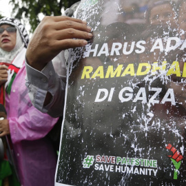 Una persona sostiene un cartel en el que se lee "Debe haber Ramadán en Gaza" durante una manifestación de apoyo a los palestinos frente a la embajada de Estados Unidos en Yakarta (Indonesia), el 09 de marzo de 2024.