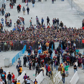 Los aficionados fueron abordados por las medidas de seguridad en las afueras del estadio Wanda Metropolitano, en Madrid, antes de comenzar la final de la Copa del Rey que juegan esta noche el Sevilla FC y el FC Barcelona. EFE/Juan Carlos Hidalgo