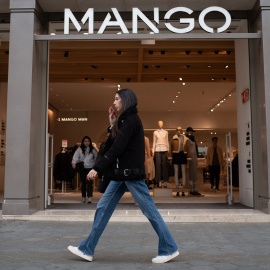 Logo de la compañía de Mango en su sede, el Palau-solità i Plegamans, en Barcelona. E.P./David Zorrakino