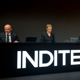 La presidenta de Inditex, Marta Ortega (c), y el consejero delegado de la multinacional textil, Óscar García Maceiras (i), durante la última junta de accionistas del grupo, en  Arteixo (A Coruña).