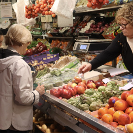 Clients comprant fruita en una parada del Mercat del Lleó de Girona