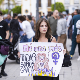 20/3/24 - Un numeroso grupo de vecinos se ha concentrado este lunes en Pizarra (Málaga) para condenar el crimen de Gracia, de 49 años, sexta víctima de violencia machista en España este año.