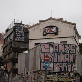 Fachada del edificio okupado ‘La Ruïna’, a 29 de noviembre de 2023, en Barcelona, Catalunya.