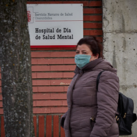 Una mujer protegida con mascarilla camina al lado del Hospital de Día de Salud Mental en Pamplona (Navarra), en una imagen de abril de 2020. E.P./Eduardo Sanz