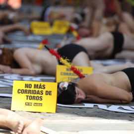 Animalistas de AnimaNaturalis y PETA durante una protesta antitaurina en la Plaza del Ayuntamiento de Pamplona, en la víspera de San Fermín, a 5 de julio de 2019.