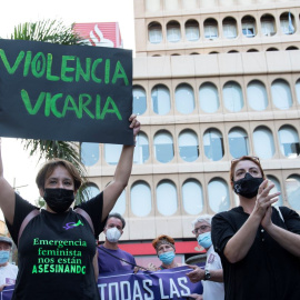 Un mujer con un cartel en el que se lee: 'Violencia vicaria', participa en una concentración feminista en la Plaza de la Candelaria en repulsa por "todos los feminicidios", a 11 de junio de 2021, en Santa Cruz de Tenerife.